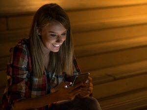 woman with smart phone