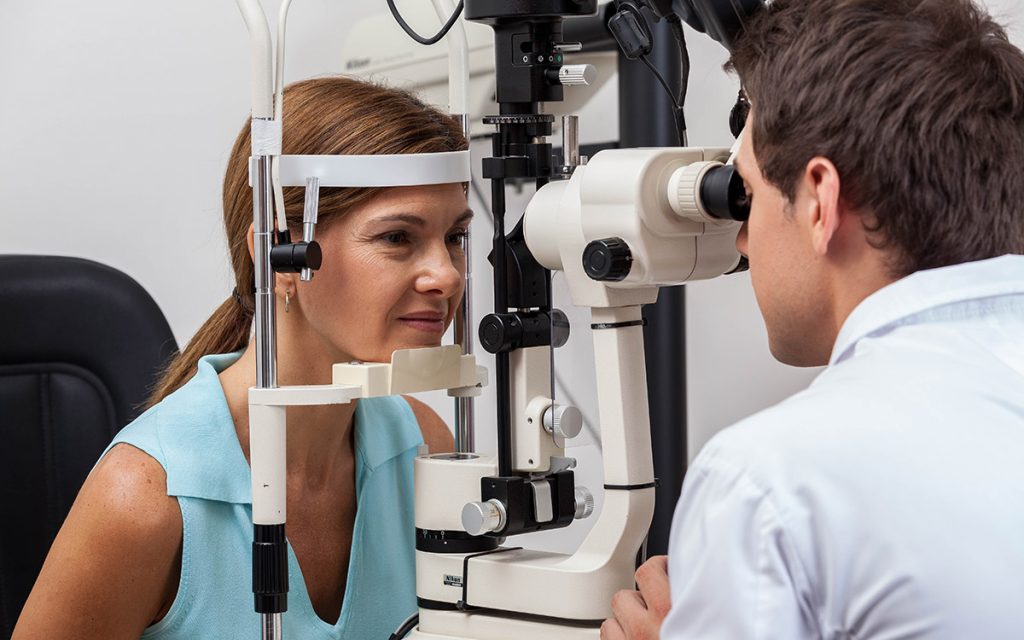 woman doing an eye test exam