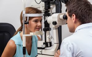 woman doing an eye test exam
