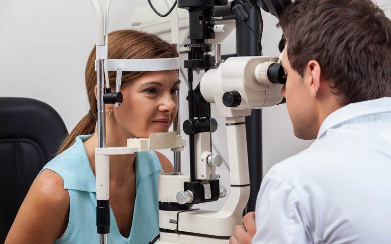 woman doing an eye test exam