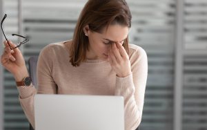 woman with eye pain for playing on computer