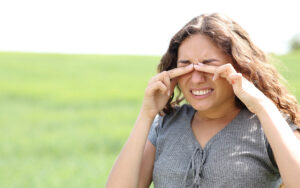 woman dry eyes symptoms